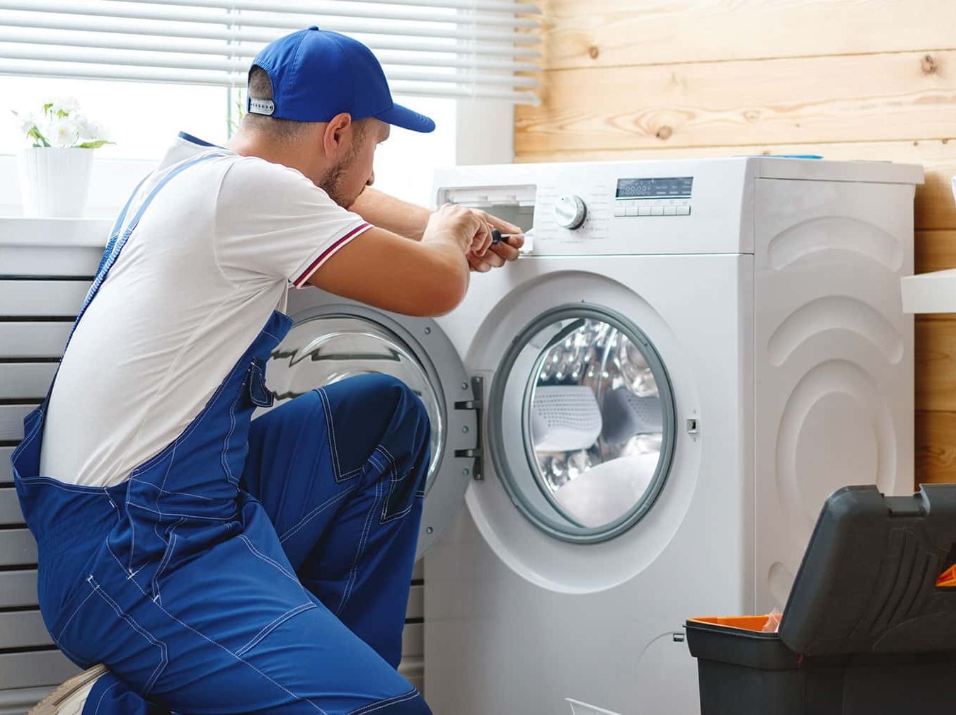 Técnico del servicio técnico Siemens reparando electrodoméstico en Segovia